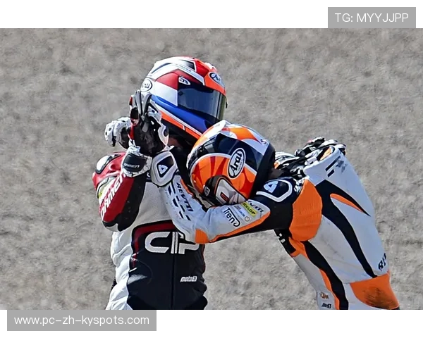 车手激烈碰撞，赛后救援引发关注，赛车手摔倒