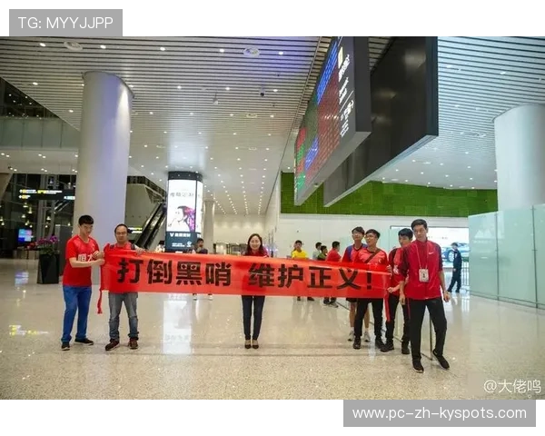 球迷拉横幅抗议,管理层压力倍增 球迷拉横幅抗议,管理层压力倍增